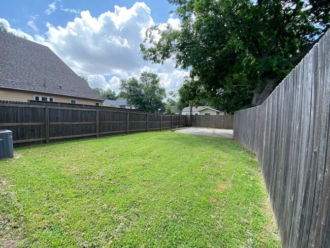 Building Photo - ADORABLE duplex in fantastic Brookside loc...