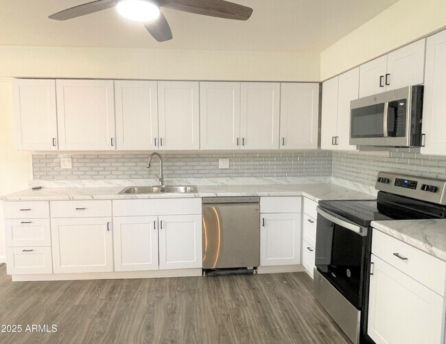 Building Photo - 2301 N 81st Pl