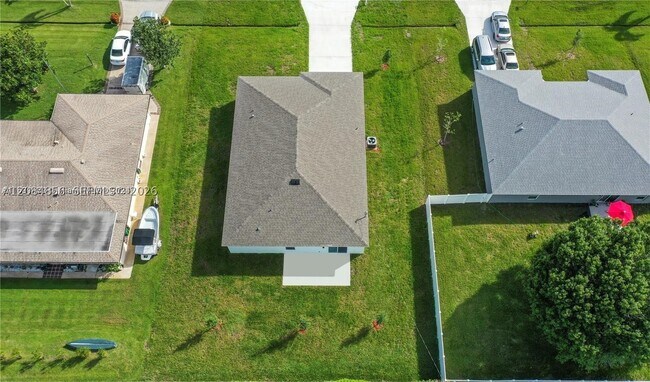 Building Photo - 811 SE Seahouse Dr