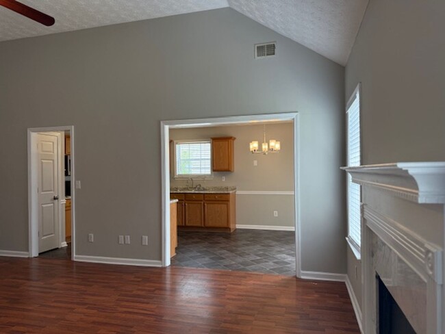 Building Photo - Beautifully Updated 3 BR / 2 BATH in Hampton!