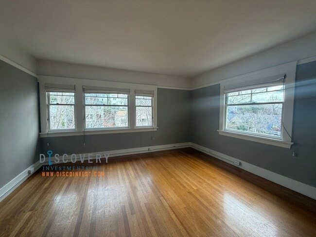 Building Photo - Lakeshore Craftsman with Detached Cottage and Versatile Bonus Rooms