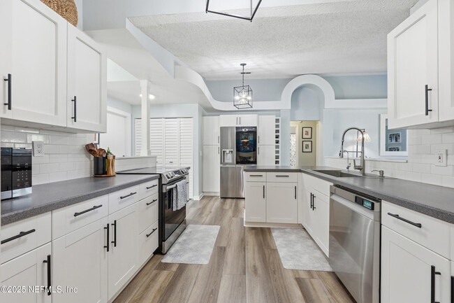 Building Photo - 2143 Lady Di Ln