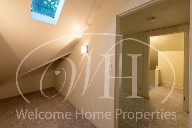 Building Photo - Cozy 3 Bedroom Home With Newer Flooring & Paint