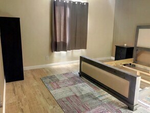 Building Photo - Beautifully updated house in Burbank Blvd is now available for rent