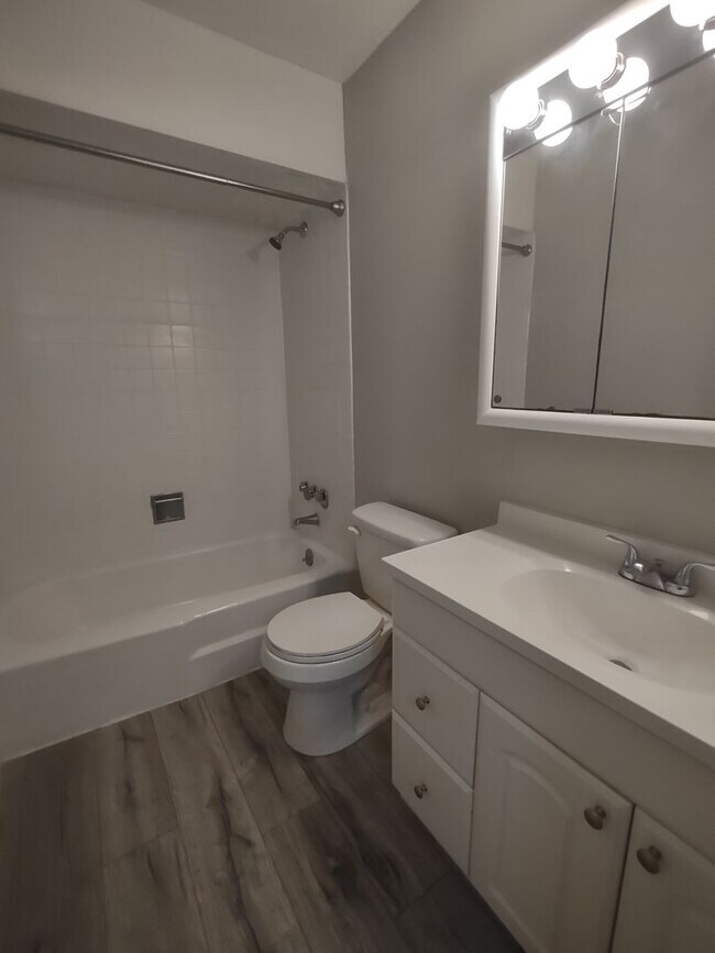 Building Photo - Pristine move-in ready condo located in Di...