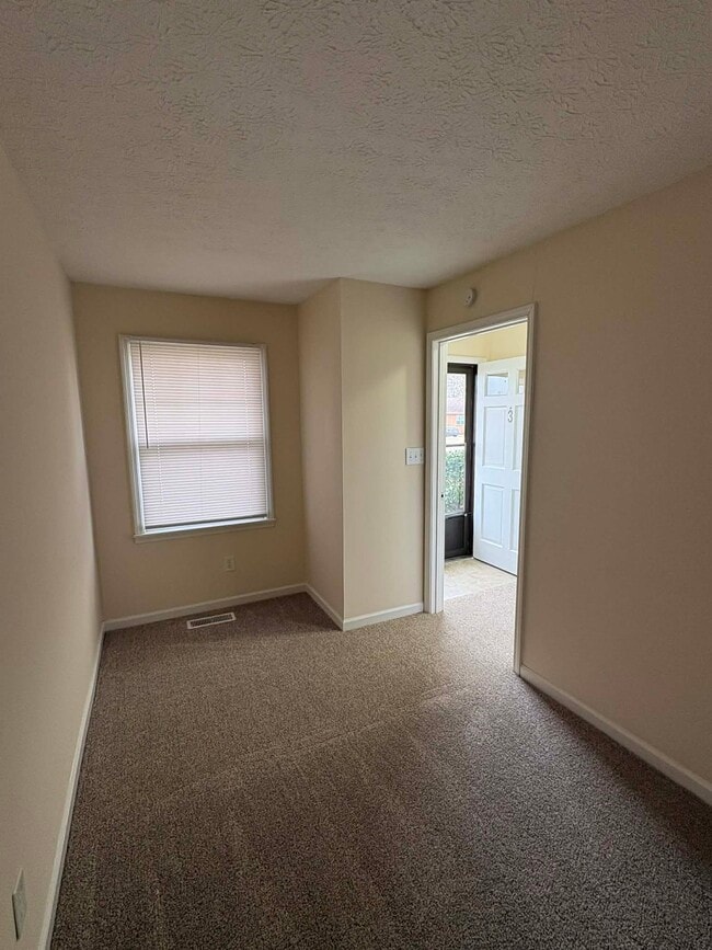 Building Photo - 1615 Highland Way