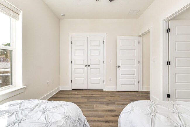 Building Photo - 520 N De Villiers St