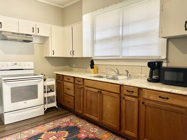 Kitchen/Stove - 914 W College St