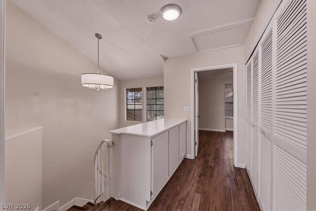 Building Photo - 2410 Pickwick Dr