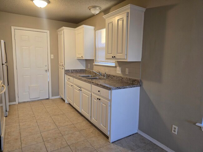 Building Photo - 813 Ute Ave