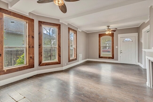 Building Photo - 913 S Hoff Ave