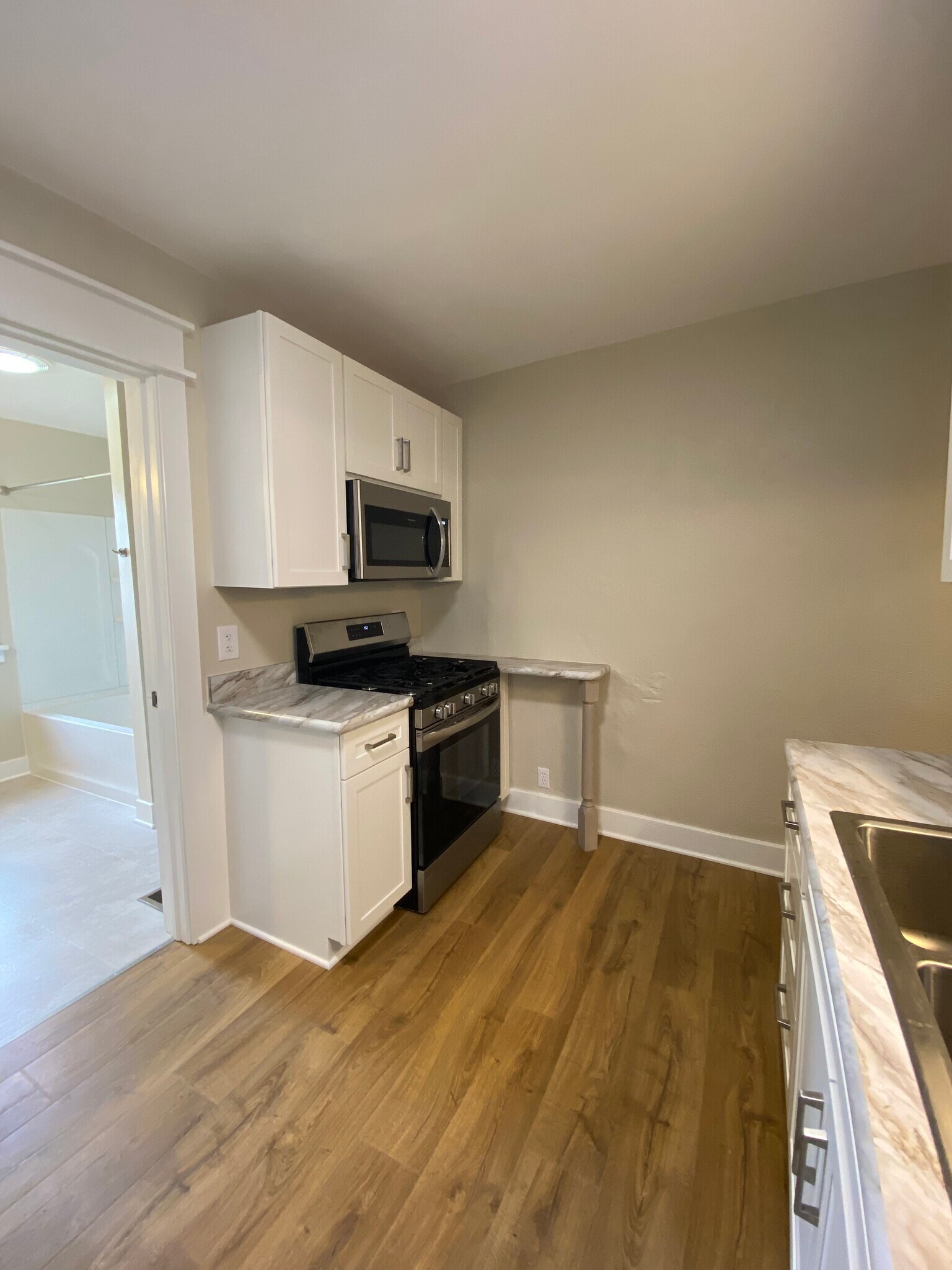 Building Photo - 642 Perrin Ave