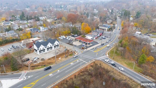 Building Photo - 445 Ramapo Valley Rd
