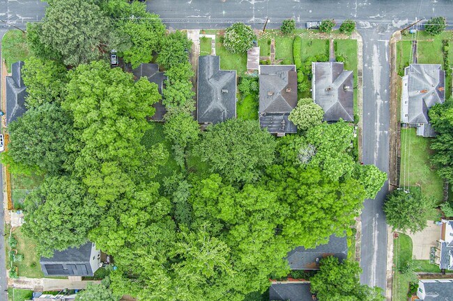 Building Photo - 3 Bedrooms 2 Bathrooms | Landscaping Included