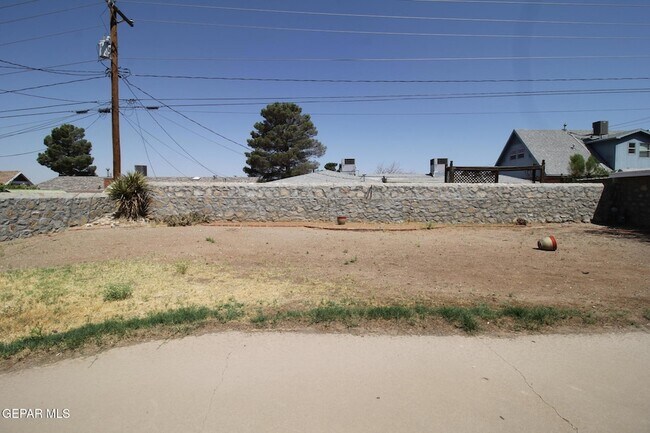 Building Photo - 317 Thunderbird Dr