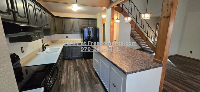 Building Photo - Updated 2 bedroom 2 bath Townhouse in central Grand Junction