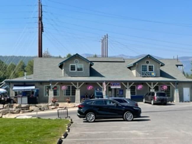 Building Photo - Sought after Dover Bay Home