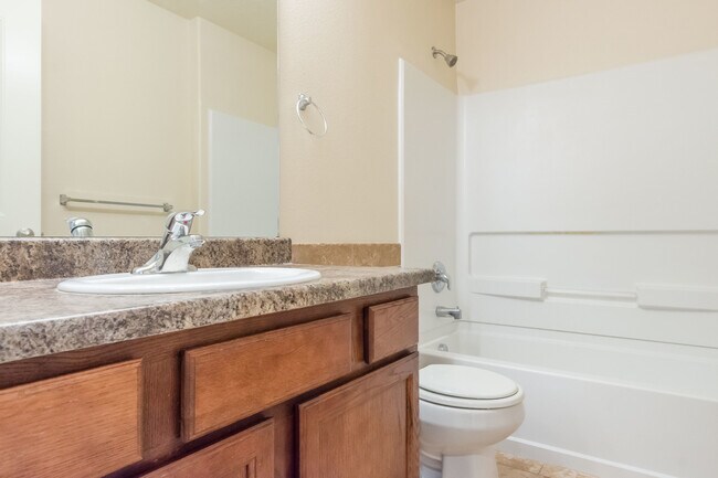 Building Photo - 3 Bedroom/2 bathroom Condo in Sandy