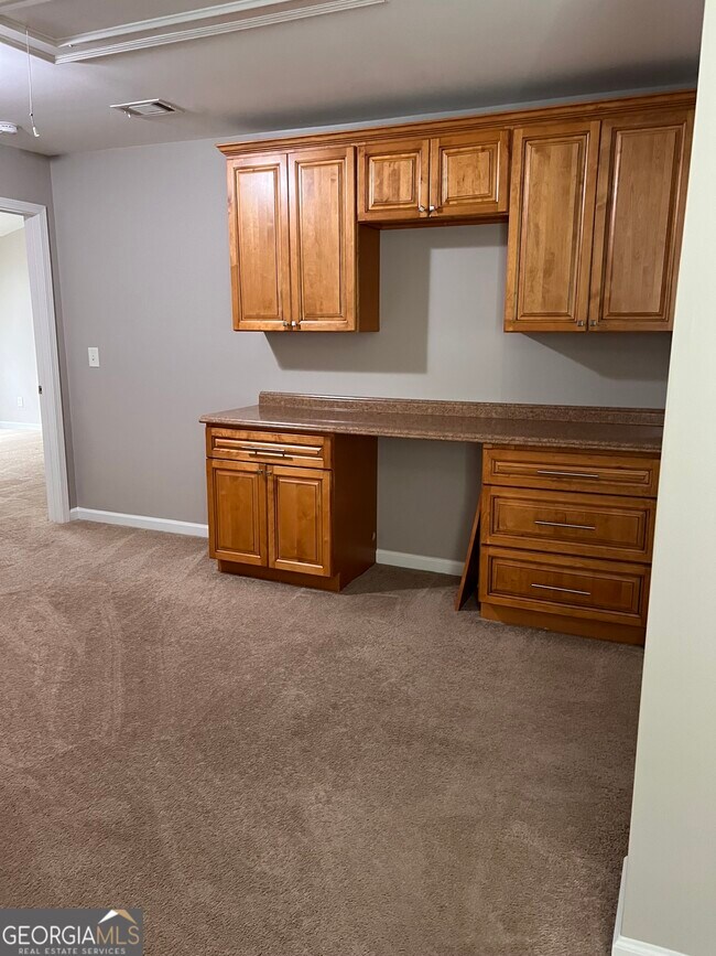 Building Photo - 5975 Bentley Way