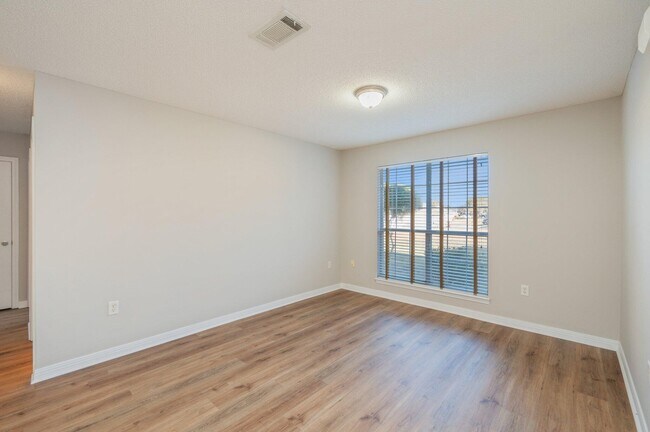 Building Photo - 546 Tikell Dr