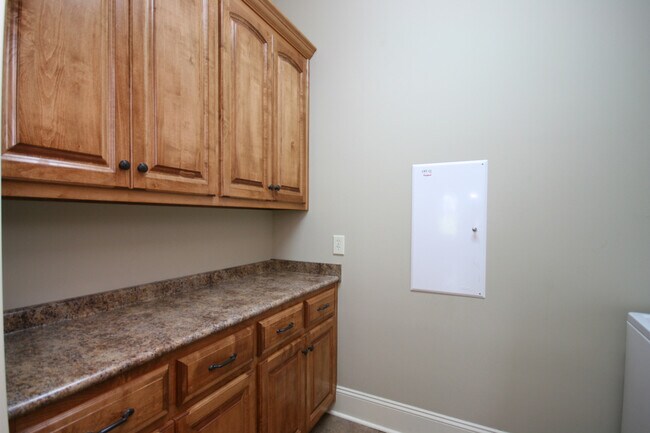 Building Photo - 27 Carriage Hill