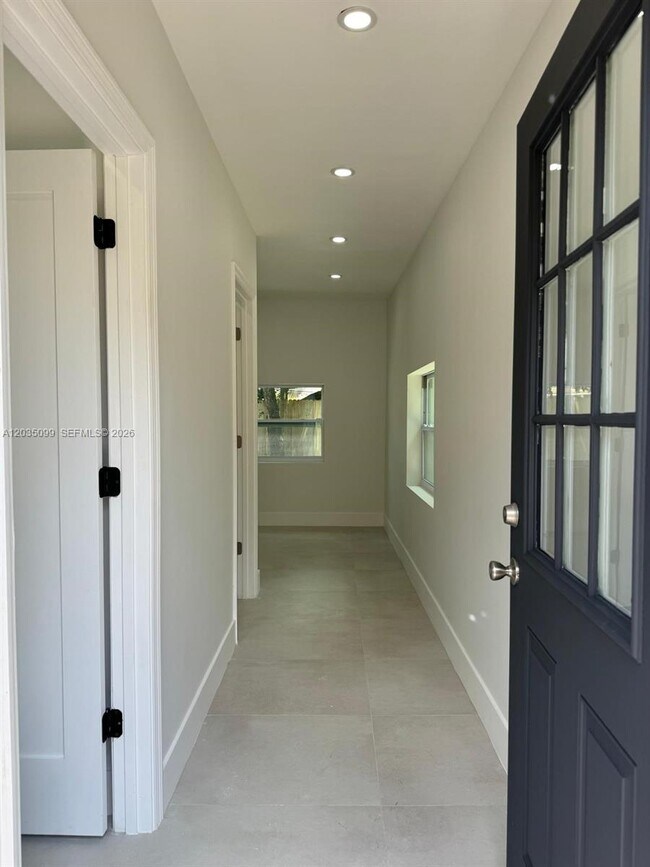 Building Photo - 4028 SW 49th Ct
