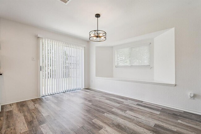 Building Photo - 209 Cottontail Dr
