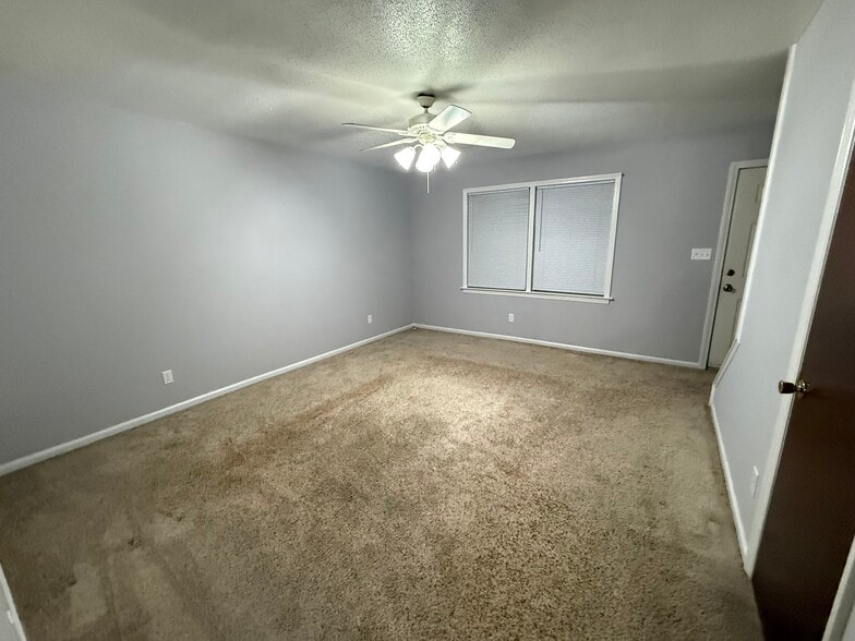 Building Photo - 802 E 7th St