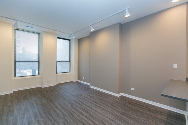 Building Photo - 2324 N Clark St