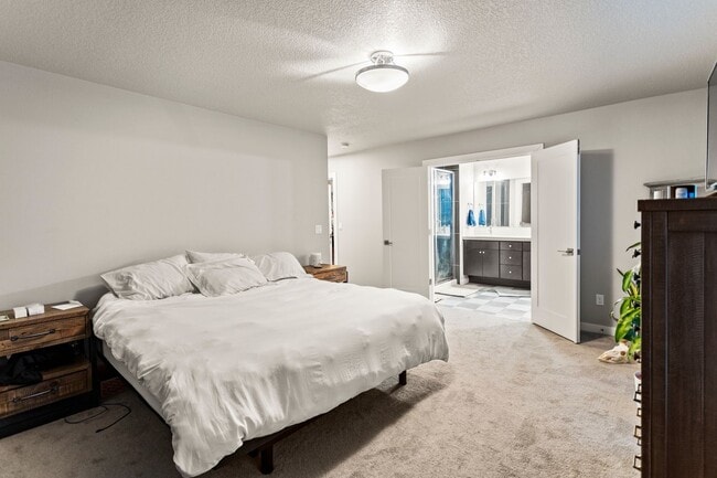 Building Photo - Available 4BR/4BATH Modern Home near Ash C...
