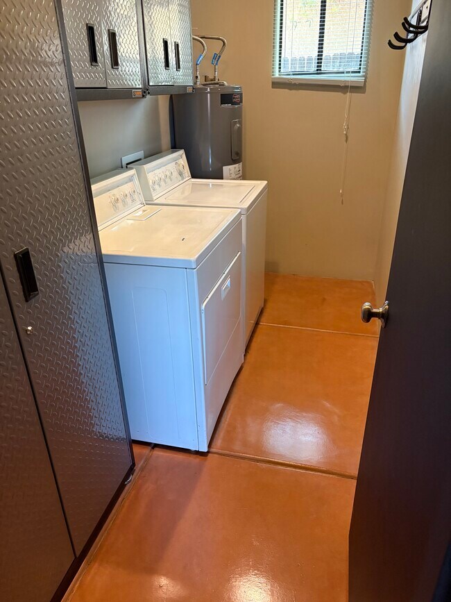 Building Photo - 1014 E Linden St