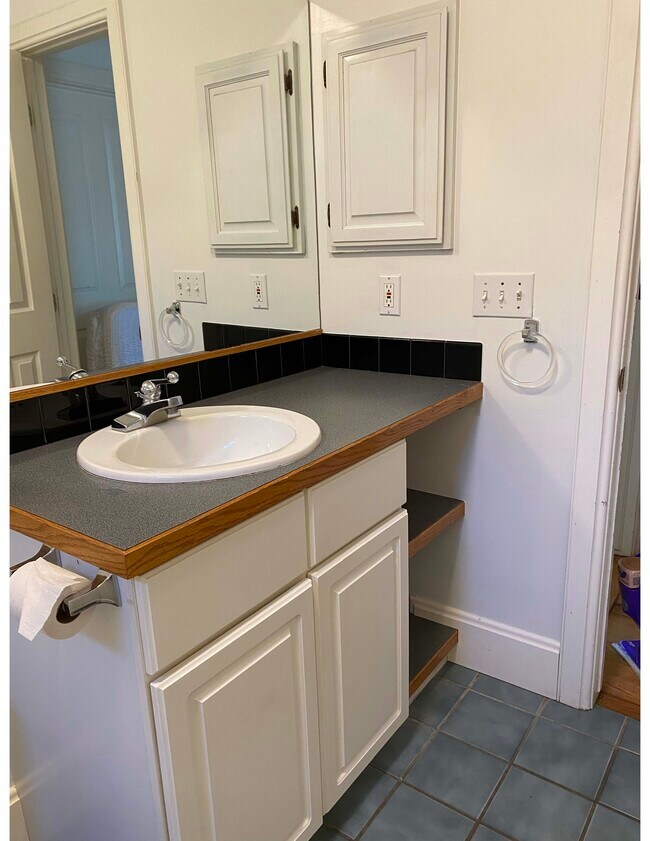 bathroom - 603 Mathews St