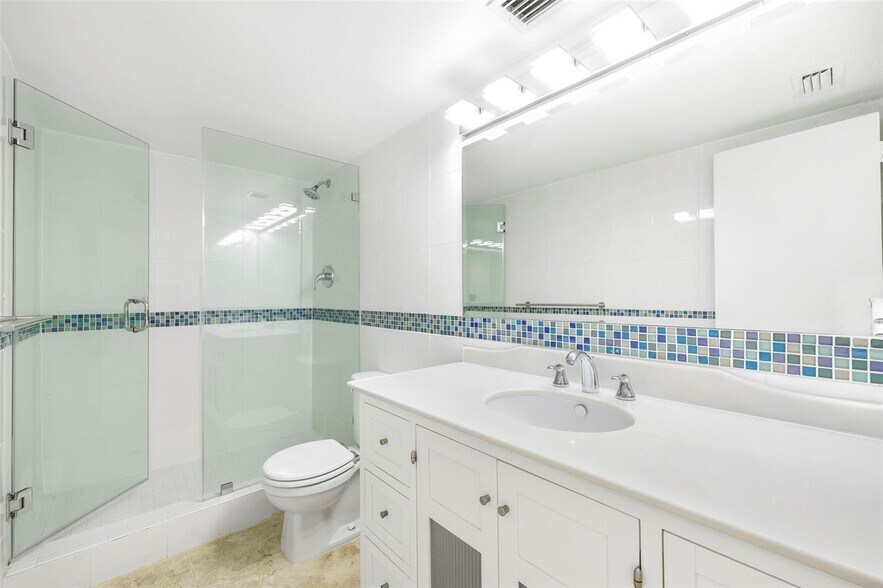 Building Photo - 1420 Brickell Bay Dr