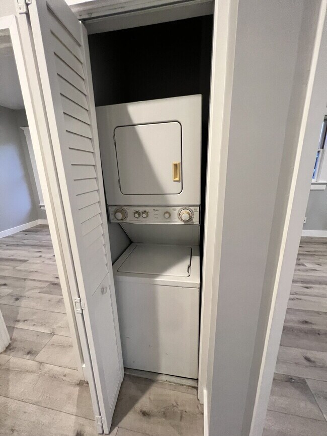 Building Photo - Fully renovated 2bed/1bath with private, gated porch, in-unit washer/dryer!