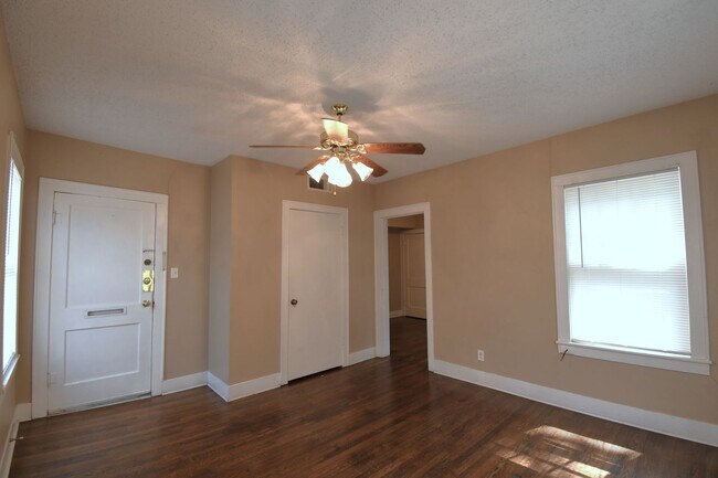 Building Photo - 502 S Fannin Ave