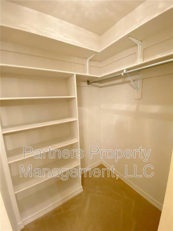 Building Photo - 1633 S Tally Ho Dr