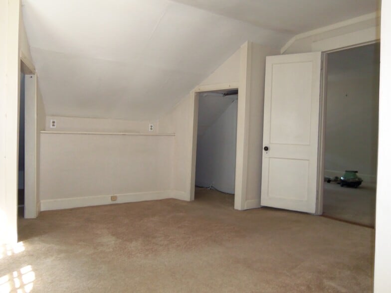 Building Photo - 122 W Central St