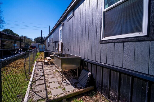 Building Photo - 5402 Five Oaks Dr