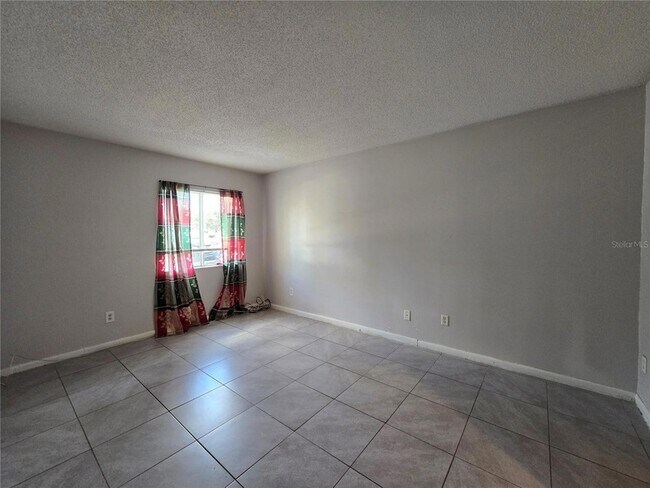 Building Photo - 561 Fairways Cir