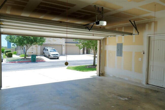 Building Photo - 2880 Donnell Dr