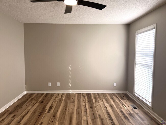 Building Photo - 221 Jefferson Cir