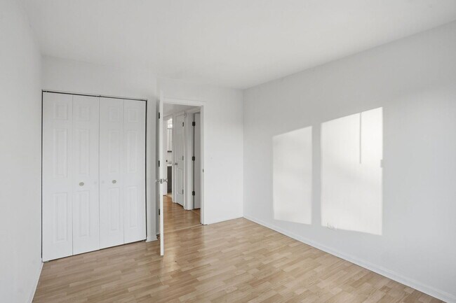 Building Photo - 209 W Ct of Shorewood