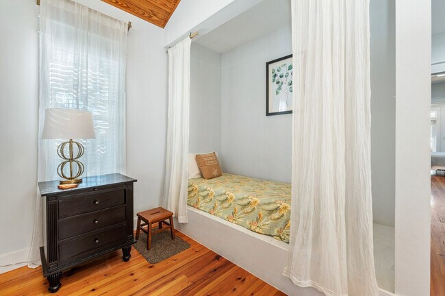 Building Photo - 87 Barracuda St