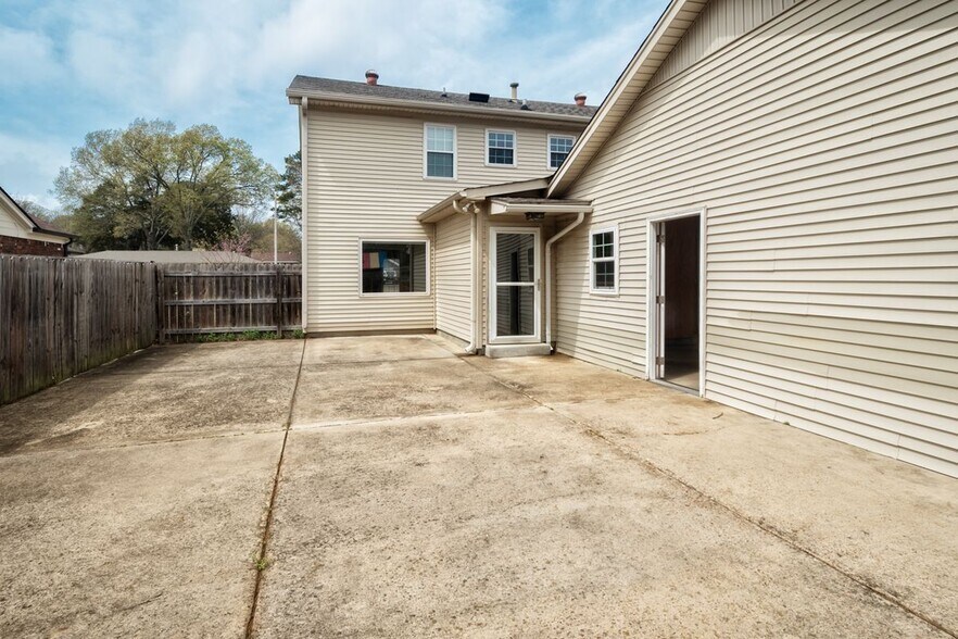 Building Photo - 2598 Cedar Ridge Dr