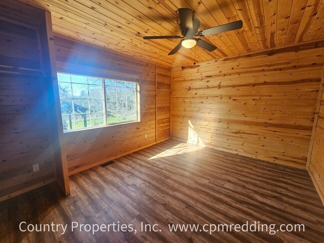 Building Photo - Country Living with 4 Bedrooms plus an Office!