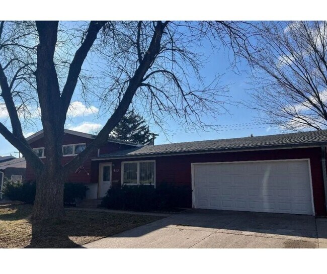 Building Photo - Updated 3 Bedroom Home | Pet Friendly | Prime Location