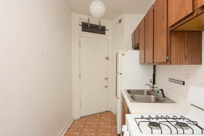 Building Photo - 3011 N Racine Ave