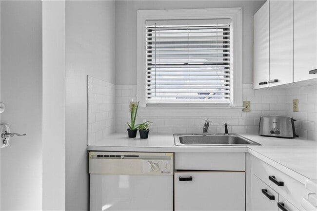 Building Photo - 580 Thames St