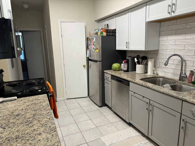 Building Photo - END OF JULY 2025 PRE-LEASE!  Spacious 3 Be...