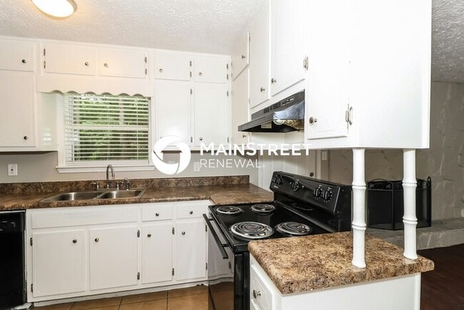 Building Photo - 3 Bedroom Pet-Friendly Home in Lithonia, GA with Main Street Renewal